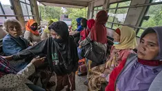 Warga  naik truk saat dievakuasi dari rumah mereka setelah letusan Gunung Merapi di Sleman, Yogyakarta (27/1/2021). Puluhan orang, sebagian besar lansia, tinggal dalam jarak beberapa kilometer dari kawah paling aktif di negara itu telah dievakuasi ke barak yang didirikan. (AP Photo/ Kasan Kurdi)