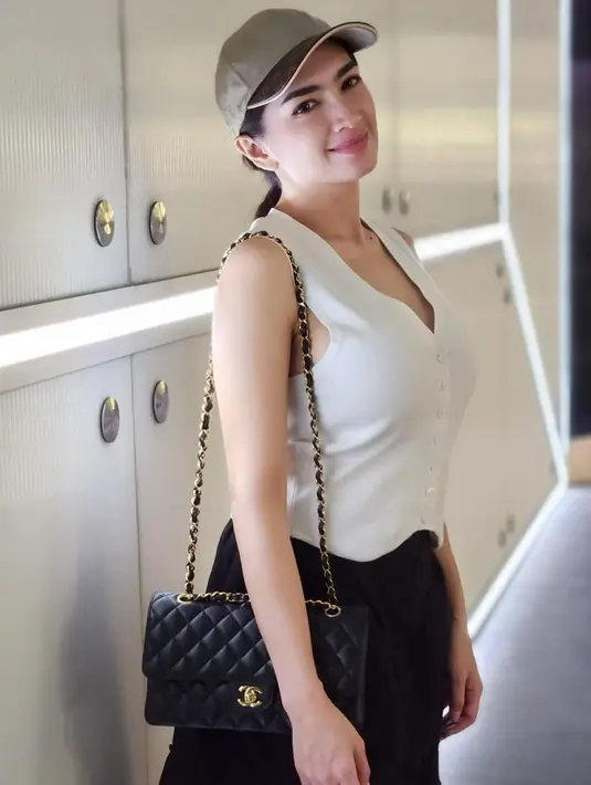 Tidak hanya sendiri, perempuan berusia 36 tahun itu ke Singapura bersama anaknya. Bahkan, saat jalan bersama anaknya hingga disebut seperti kakak dan adik. Dalam liburan tersebut juga bersama adiknya, Hannah Karamoy. [Instagram/realangelkaramoy]