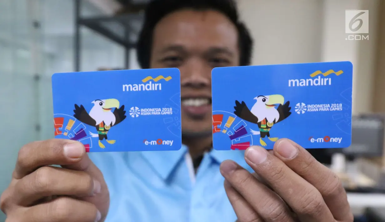 Karyawan menunjukkan e-Money edisi Asian Para Games 2018 di unit produksi kartu, Jakarta, Rabu (3/10). E-money edisi terbatas ini akan dapat diperoleh di booth Bank Mandiri yang ditempatkan di venue APG. (Liputan6.com/Angga Yuniar)