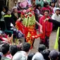 Seorang penari seblang Suidah (14) menari dalam upacara bersih desa di Desa Olehsari, Glagah, Banyuwangi, Jawa Timur. (Antara)