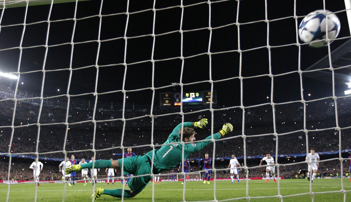 Tembakan pemain Barcelona, Lionel Messi menembus jala PSG yang dijaga Kevin Trapp pada leg kedua Babak 16 Besar Liga Champions di Camp Nou stadium, Barcelona, (8/3/2017). Barcelona menang 6-1. (AP/Emilio Morenatti)