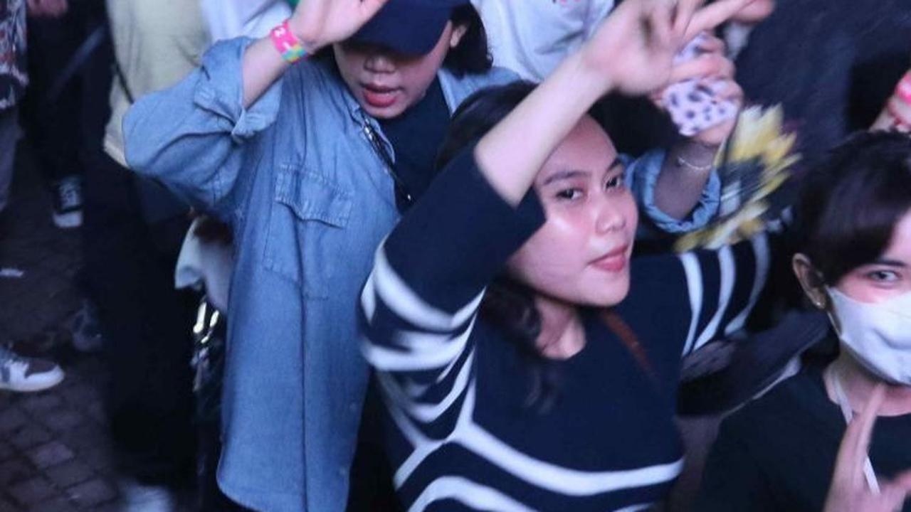 Ribuan penonton bergoyang mengikuti alunan musik ala Feel Koplo. Foto: Liputan6.com / Herman Zakharia
