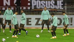 Para pemain Portugal melakukan latihan jelang laga UEFA Nations League di Stadion Poljud, Senin (16/11/2020). Portugal akan berhadapan dengan Kroasia. (AFP/Denis Lovrovic)