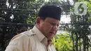 Selama perjalanan dari SDN Jati 03, Jakarta, Presiden Prabowo tampak mengenakan peci hitam dan berdiri sambil membagikan kaos lewat sunroof mobilnya. (Liputan6.com/Herman Zakharia)