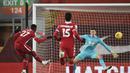 Striker Liverpool, Divock Origi (kiri) melepaskan tendangan yang masih melebar ke gawang Burnley dalam laga lanjutan Liga Inggris 2020/21 di Anfield Stadium, Liverpool, Kamis (21/1/2021). Liverpool kalah 0-1 dari Burnley. (AFP/Peter Powell/Pool)