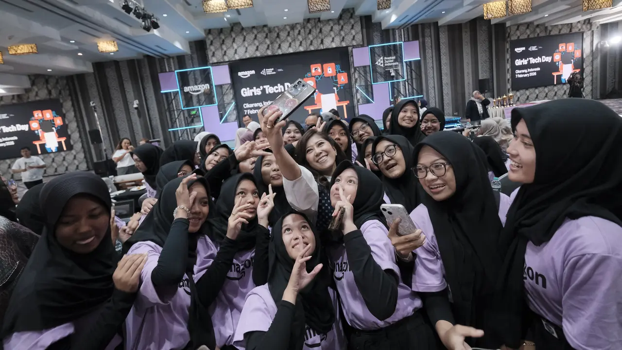 Menkomdigi Meutya Hafid dalam acara Amazon Girls’ Tech Day 2026. Credit: Amazon