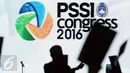 Peserta kongres mengangkat tangan jelang pemilihan Ketua Umum PSSI 2016-2020 di Jakarta, Kamis (10/11). Edy Rahmayadi terpilih menjadi Ketua Umum PSSI melalui voting tertutup yang diikuti 107 pemilik suara. (Liputan6.com/Helmi Fithriansyah)