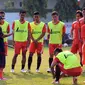 Pelatih Persija, Rahmad Darmawan (bertopi) memberikan arahan pada pemainnya saat latihan di Markas Yon Zikon 14, Jakarta, Senin (24/8/2015). Persija kembali berlatih untuk menghadapi turnamen Piala Presiden 2015. (Liputan6.com/Helmi Fithriansyah)