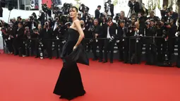Bella Hadid berpose untuk fotografer setibanya pada pemutaran perdana film The Innocent di Festival Film Cannes, Prancis, 24 Mei 2022. (Photo by Joel C Ryan/Invision/AP)