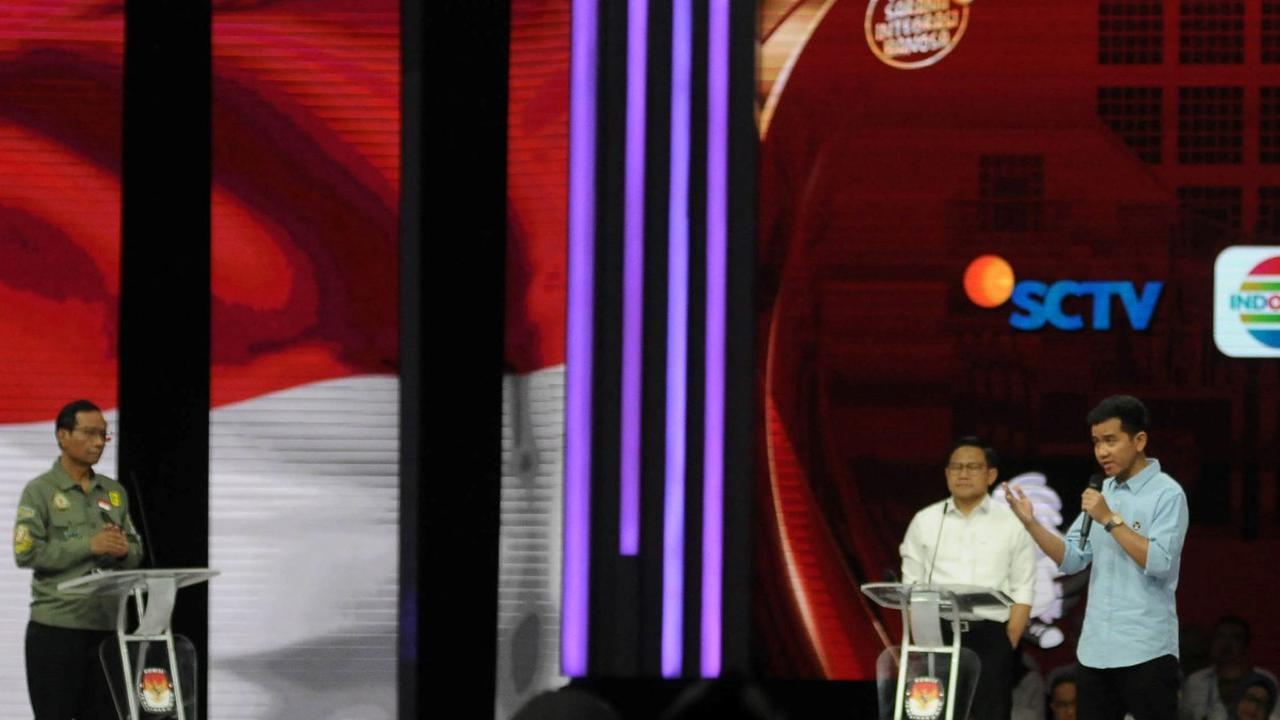 Momen unik terjadi Gibran melakukan pola tingkah tengak-tengok mencari jawaban Mahfud. Cara itu pun membuat suasana debat semakin panas.
