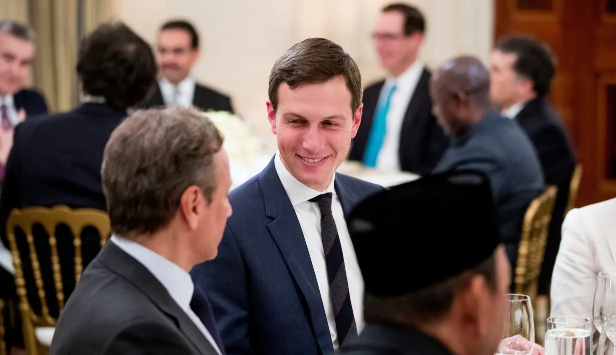 Penasihat senior Presiden AS Donald Trump, Jared Kushner menghadiri acara buka puasa bersama di Gedung Putih, Washington, Rabu (6/6). Acara yang dihadiri para undangan dari perwakilan internasional itu digelar di State Dining Room. (AP/Andrew Harnik)