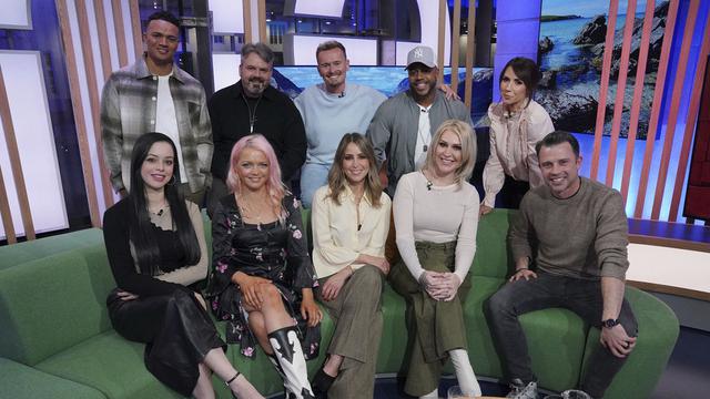 S Club 7 bersama presenter Jermaine Jenas (kiri belakang) dan Alex Jones (kanan belakang). Paul Cattermole berdiri di samping Jermaine Jenas. (Jonathan Brady/PA via AP, file)