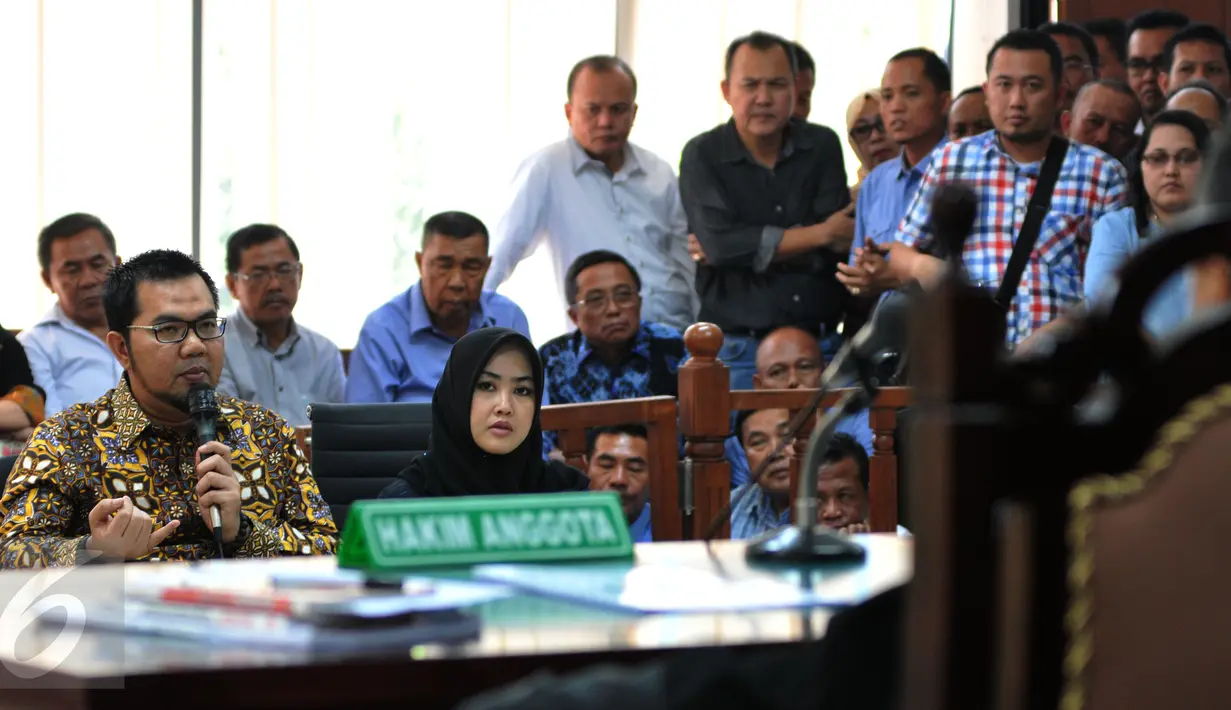 Bupati Empat Lawang Budi Antoni Aljufri dan istrinya, Suzannna, menjalani sidang perdana kasus suap sengketa Pilkada di Pengadilan tipikor, Jakarta, Kamis (17/9). Keduanya diduga menyuap mantan Ketua MK Akil Mochtar. (Liputan6.com/Andrian M Tunay)