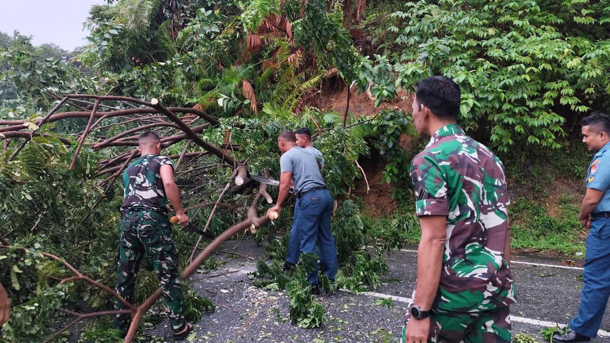 TNI AL Batu Korban Gempa Sumbar dan Sumut