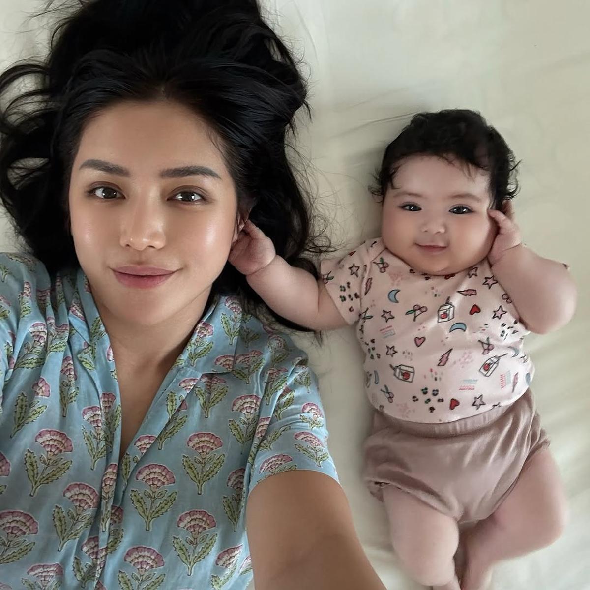 7 Potret Jessica Iskandar Selfie Bareng Baby Hagia, Ibu dan Anak Sama Cantiknya