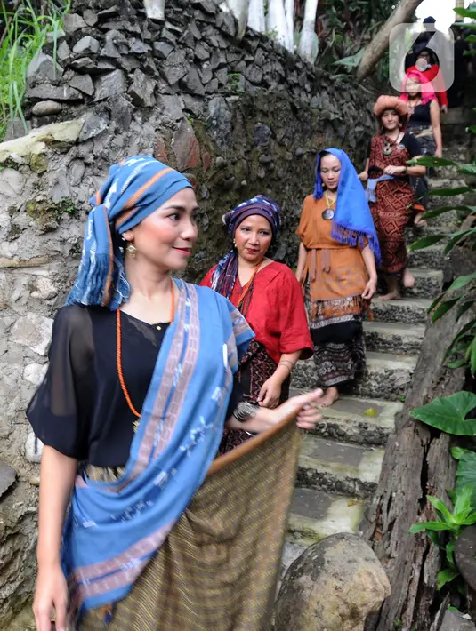 Perempuan lintas komunitas saat kegiatan Sapawastra memperingati Hari Ibu di pelataran Secret Garden Art Space, Depok, Jawa Barat, Rabu (22/12/2022). Kegiatan ini menampilkan tarian dan fashion show kain tenun tradisional asal Baduy dan Flores. (merdeka.com/Arie Basuki)