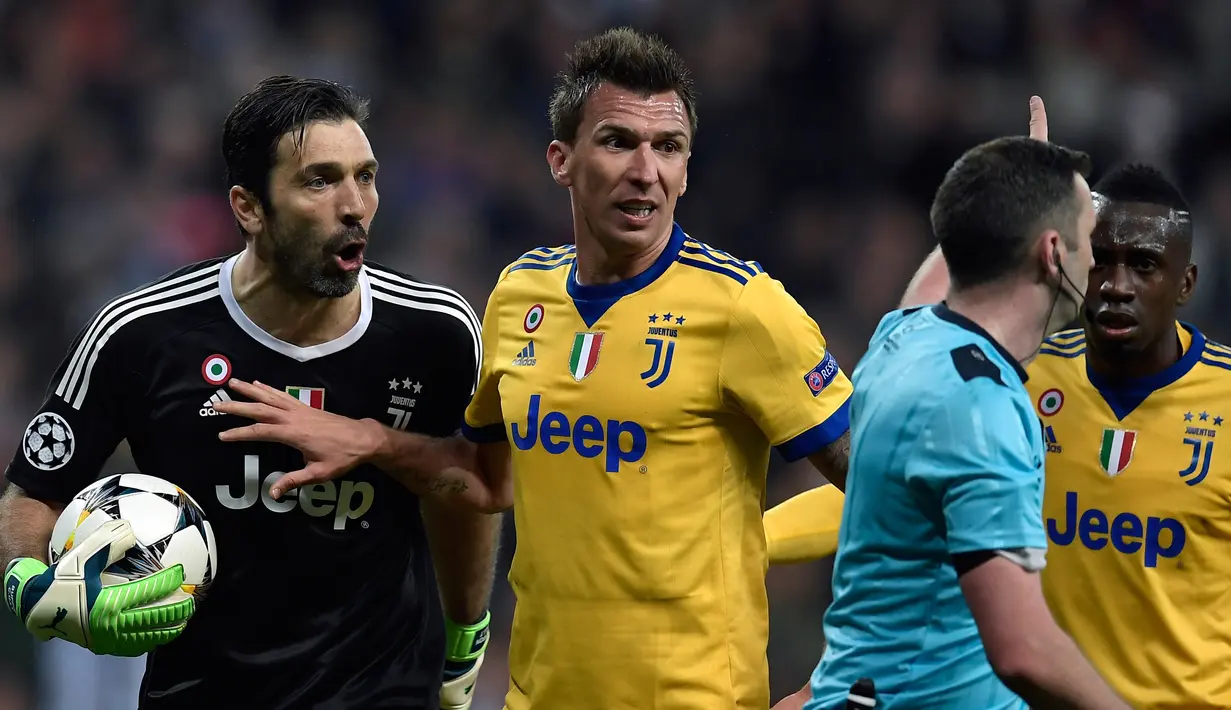 Kiper Juventus, Gianluigi Buffon melakukan protes keras terhadap wasit Michael Oliver dalam laga Liga Champions kontra Real Madrid di Santiago Bernabeu, Rabu (11/4). Buffon dikartu merah atas tindakannya memprotes secara berlebihan. (OSCAR DEL POZO/AFP)