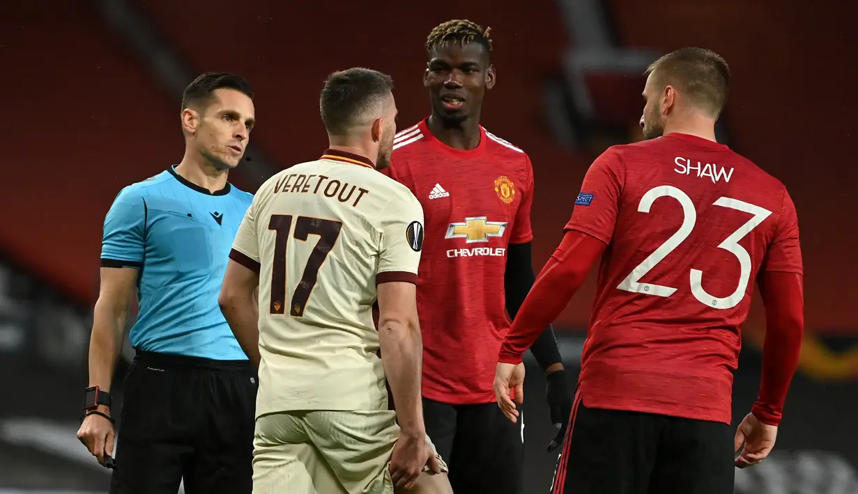Laga baru berjalan 3 menit, gelandang Jordan Veretout terbaring di lapangan akibat cedera otot. (AFP/Paul Ellis)