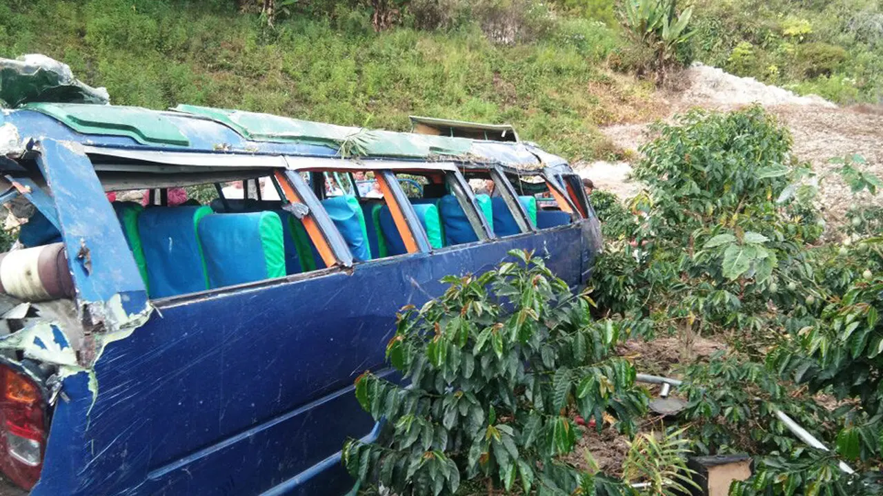 Bus masuk jurang