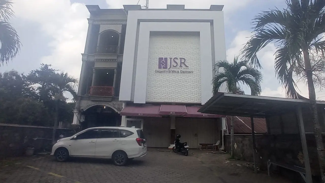 Polisi geledah dan segel toko perhiasan JSR Diamond & Jewelry Showroom di Bandar Lampung. (Liputan6.com/Ardi Munthe)