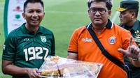 HUT Persebaya Surabaya Dapat Kado dari Bonek dan The Jakmania (Dewi Divianta/Liputan6.com)