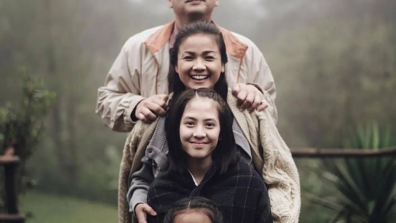 Nirina Zubir dan para bintang Keluarga Cemara. (Foto: Instagram @nirinazubir_)