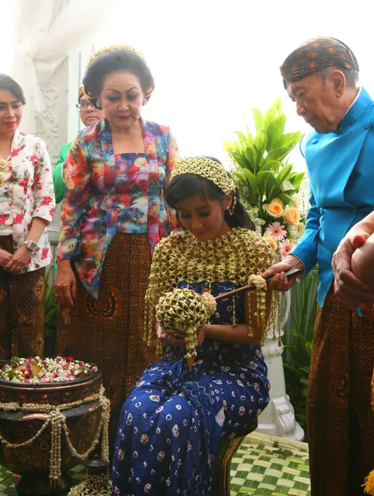 Jumat siang, keluarga pemeran dalam sinetron Jodoh Wasiat Bapak itu mulai menggelar acara pengajian. Setelah itu dilanjutkan dengan meminta izin dan doa restu kepada orang tuanya untuk membina rumah tangga bersama Arie Dwi Andika.(Nurwahyunan/Bintang.com)