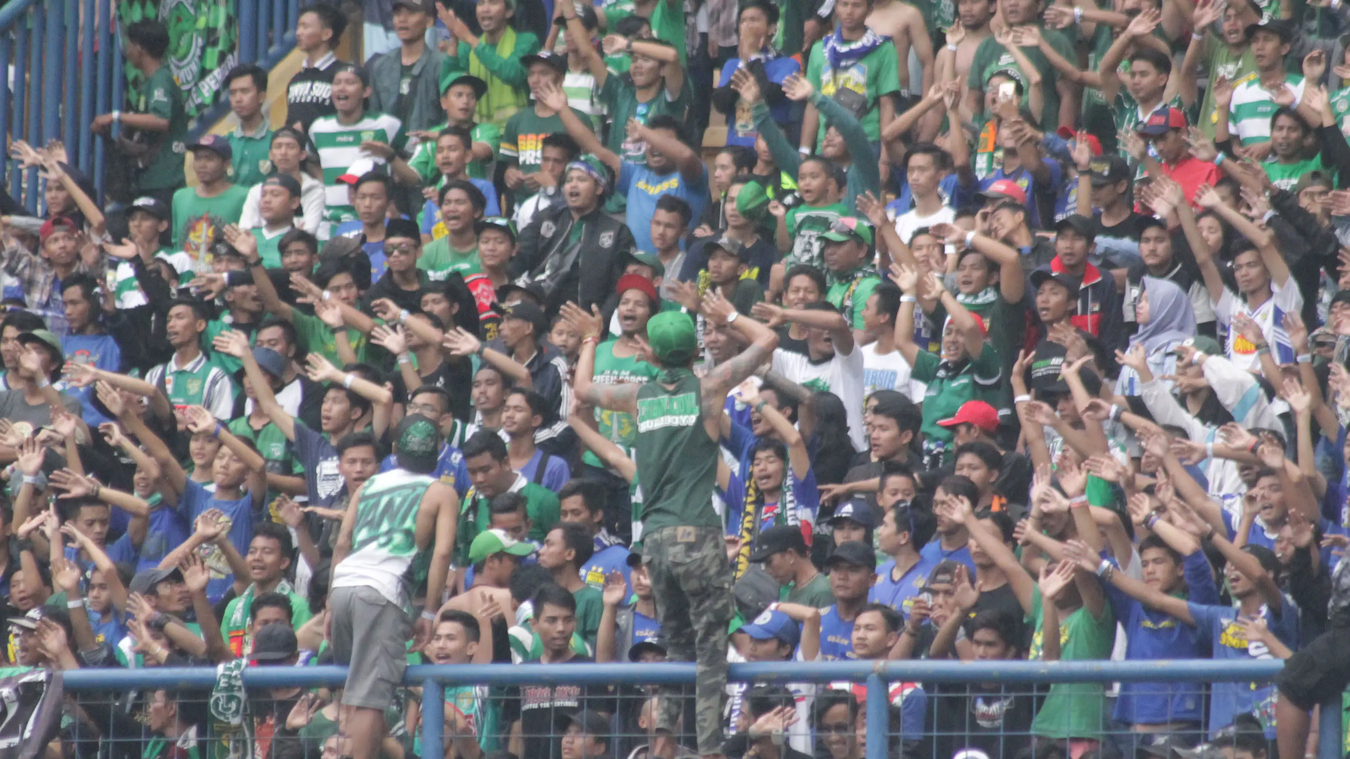 Berbagai atraksi dari Bonek dan Bobotoh saar mendukung Persebaya melawan PSIS Semarang dalam laga perdana babak 8 besar Grup Y Liga 2 Indonesia di Stadion GBLA, Bandung, (15/11/2017). Persebaya menang atas PSIS Semang 1-0. (Bola.com/Ronald Seger)