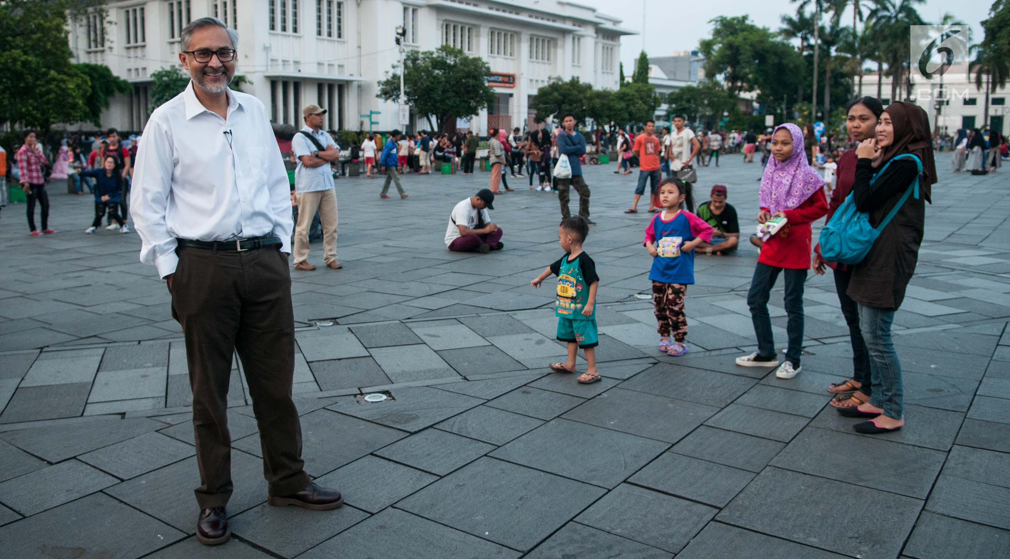 Dubes Inggris Moazzam Malik berpose untuk di foto saat menunggu berbuka puasa di kawasan Museum Fatahilah, Jakarta, Minggu (18/6). (Liputan6.com/Gempur M Surya)