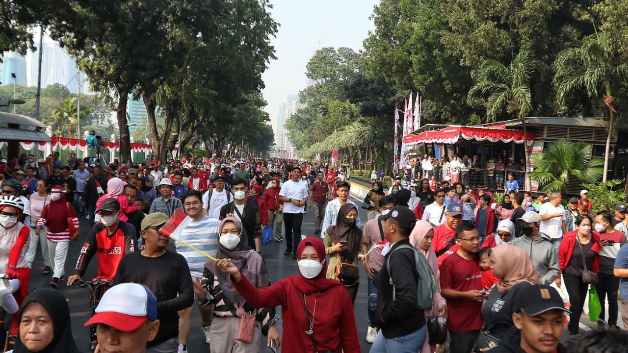 Masyarakat juga memadati Jalan Medan Merdeka Barat saat menyaksikan maupun mengikuti iring-iringan Kirab Budaya menuju Istana Merdeka.
