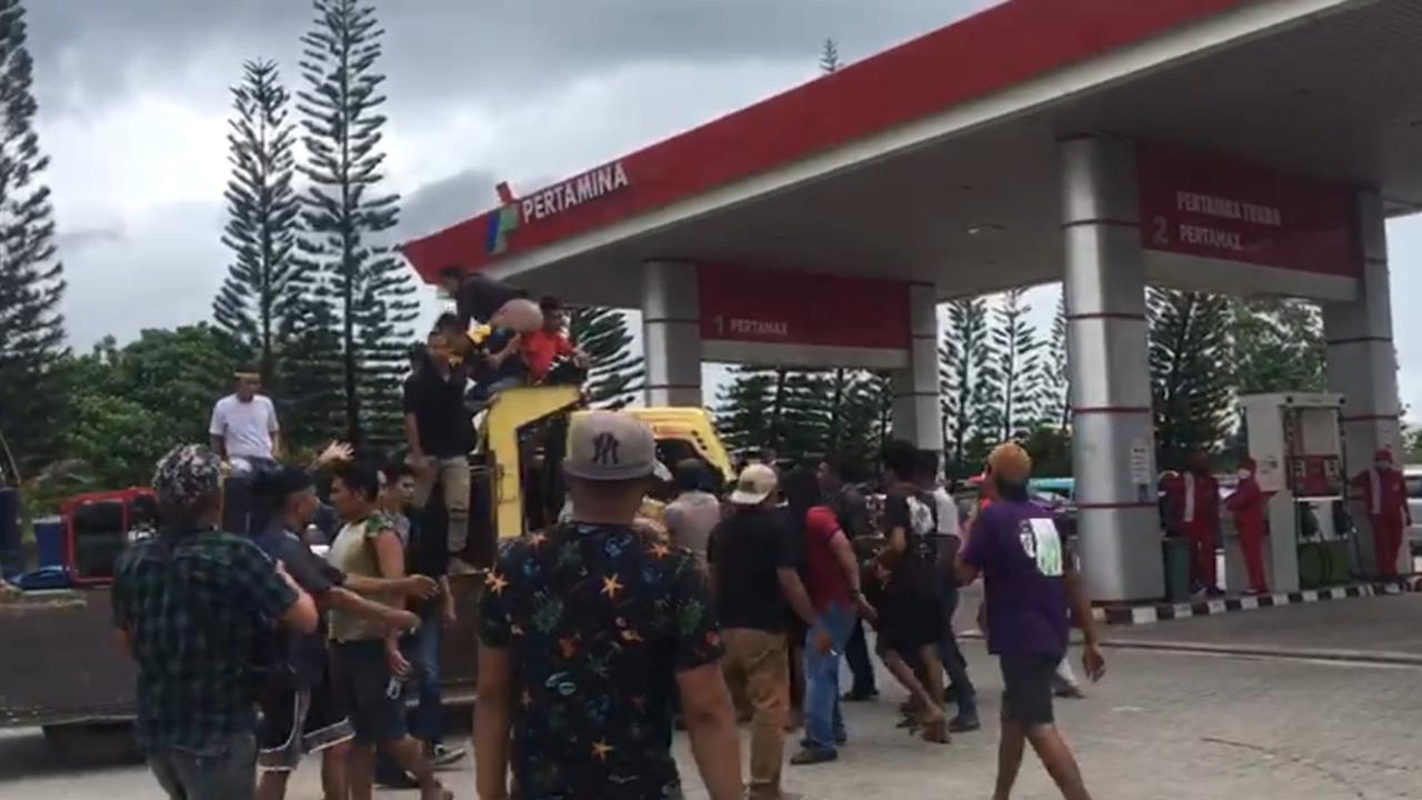 Demonstrasi sopir truk di SPBU Kota Kendari.(Liputan6.com/Ahmad Akbar Fua)