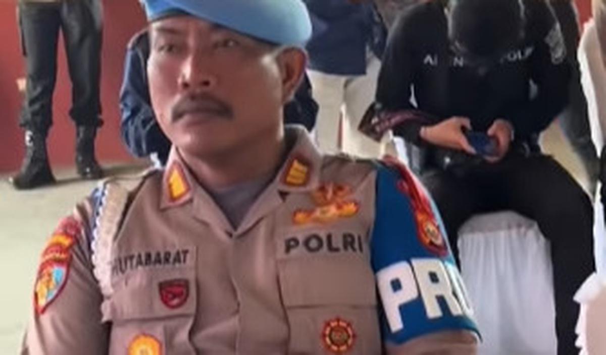 Melamun di Balik Sosok Seram dan Berkumisnya&nbsp;<br>