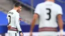 Striker Portugal, Cristiano Ronaldo, berbincang dengan striker Prancis, Kylian Mbappe, pada laga UEFA Nations League di Stadion Stade de France, Senin (12/10/2020). Kedua tim bermain imbang 0-0. (AFP/Franck Fife)