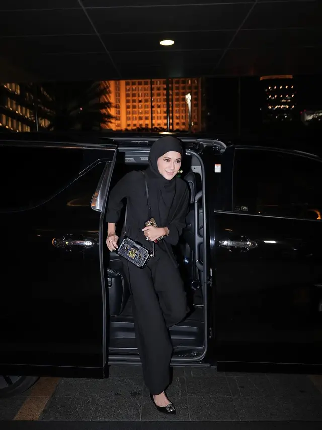 6 Gaya Fashion Paula Verhoeven saat kenakan Hijab Pashmina, Selalu Pancarkan Aura Model