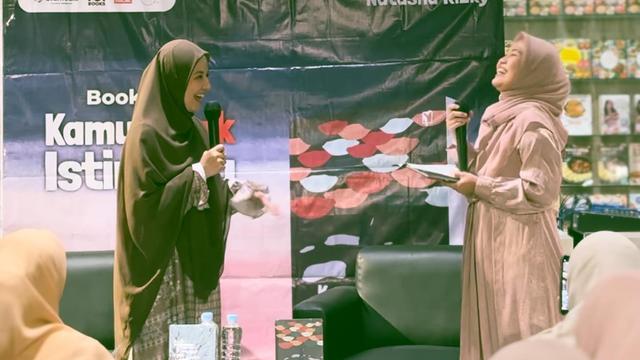 7 Potret Natasha Rizky dalam Book Talk Peluncuran Buku Kamu Tidak Istimewa