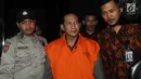 Ketua majelis hakim PN Jakarta Selatan, Iswahyudi Widodo memakai rompi tahanan usai pemeriksaan di Gedung KPK, Jakarta, Rabu (28/11). KPK menetapkan Iswahyu Widodo sebagai tersangka suap terkait perkara perdata di PN Jaksel. (Merdeka.com/Dwi Narwoko)