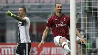 Striker AC Milan, Zlatan Ibrahimovic, menendang gawang usai gagal mencetak gol ke gawang Parma pada laga Serie A di Stadion San Siro, Rabu (15/7/2020). AC Milan menang 3-1 atas Parma. (AP Photo/Luca Bruno)