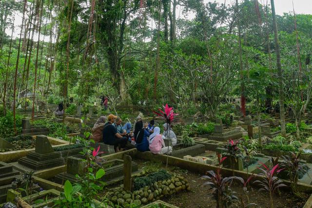 Jelang Ramadan, Peziarah Padati Sejumlah Tempat Pemakaman Umum