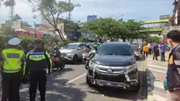 Kecelakaan lalu lintas di jalan Raya Margonda, Kota Depok, yang melibatkan sejumlah mobil. (Liputan6.com/Dicky Agung Prihanto)