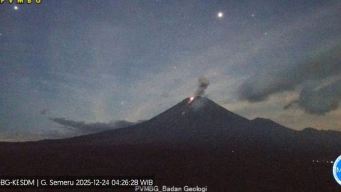 Pagi Ini Gunung Semeru Erupsi Diiringi Suara Gemuruh, Ini Area Berbahaya Wajib Dihindari