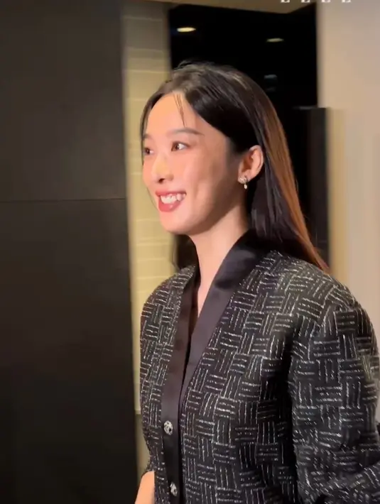 <p>Lee Chung Ah juga terlihat menawan dengan blazer berpatern putih. Dia tersenyum saat mata kamera menyapanya. (Foto: Instagram/ @ellekorea)</p>