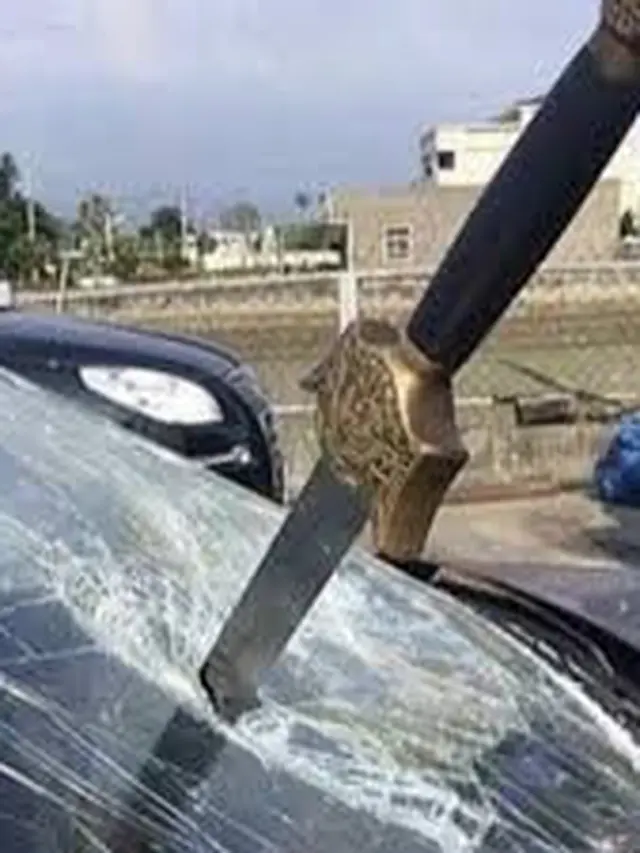 6 Momen Apes Kaca Mobil Pecah Ketiban Benda, Sial Banget