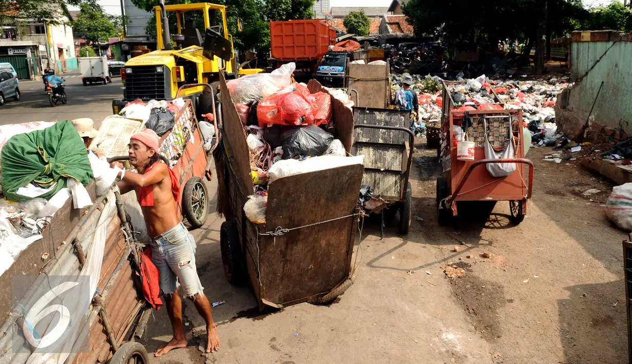 Pekerja memeriksa gerobak sampah mengantri di Tempat Pembuangan Sampah Sementara Kalibata, Jakarta, Senin (4/1/2016). Rencananya Pemda DKI Jakarta akan mengganti gerobak dengan sepeda motor yang dilengkapi dengan bak. (Liputan6.com/Helmi Fithriansyah)