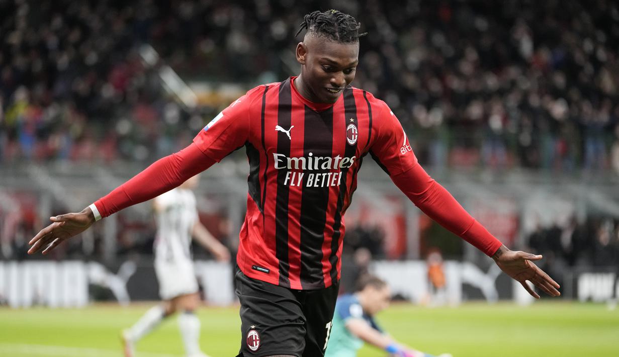 AC Milan unggul terlebih dahulu pada menit ke-29. Gol dicetak Rafael Leao usai memanfaatkan umpan silang Sandro Tonali. (AP/Luca Bruno)