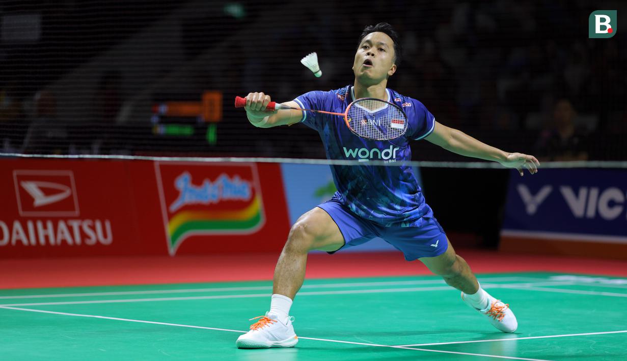 Pebulu tangkis tunggal putra Indonesia, Anthony Ginting berusaha mengembalikan kok dalam babak kualifikasi Indonesia Masters 2026 melawan wakil Thailand, Kantaphon Wangcharoendi Istora, Senayan, Selasa (20/01/2026). (Bola.com/Bagaskara Lazuardi)