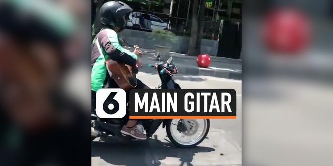 VIDEO: Driver Ojek Online Main Gitar saat Kendarai Motornya