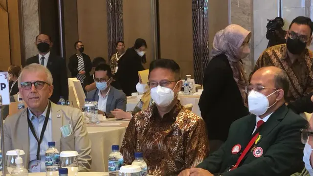 Menteri Kesehatan Budi Gunadi Sadikin (tengah)