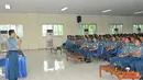 Citizen6, Jakarta: Aslog Panglima Kolinlamil Kolonel Laut (T) Riyadi Syahardani memberikan ceramah Binpers tentang penghematan listrik, air dan BBM di Gedung Laut Natuna, Mako Kolinlamil, Tanjung Priok, Jakarta. (Pengirim: Dispenkolinlamil).
