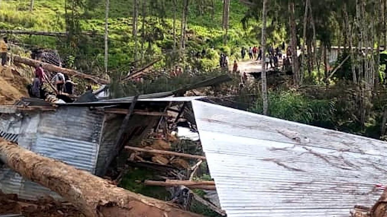 Yang menyulitkan tim bergerak untuk melakukan proses penyelamatan adalah material longsor yang terdiri dari batu-batuan berbagai ukuran yang menguburkan bengunan dan penduduk berjumlah ratusan orang. Foto: AFP / STR