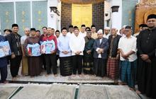 Kasatgas Tito Laksanakan Salat Subuh Berjamaah dan Salurkan Bantuan kepada Masyarakat Banda Aceh